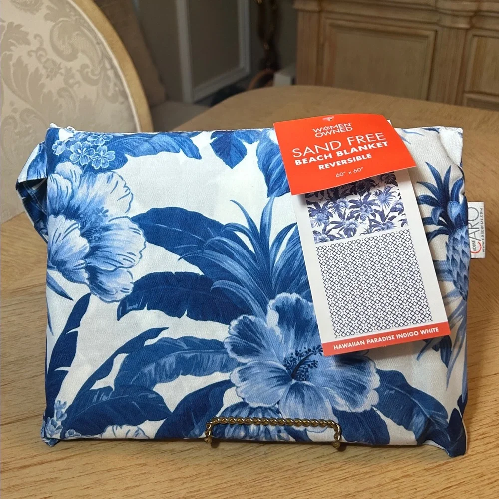 CARO Reversible Beach Blanket  NWT
